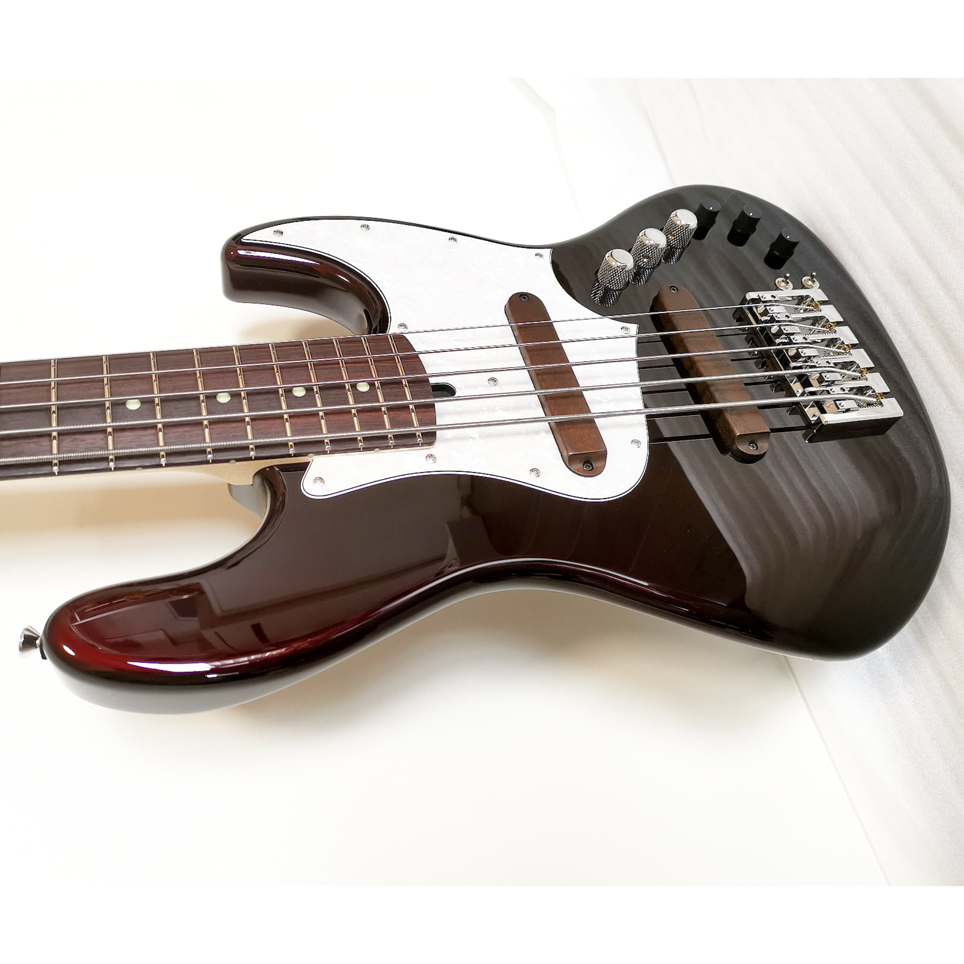 The well revered Xotic XJ 1T is a popular high end model jazz bass with  comprehensive active circuitry, tonal control is wide and varied thanks to  the 