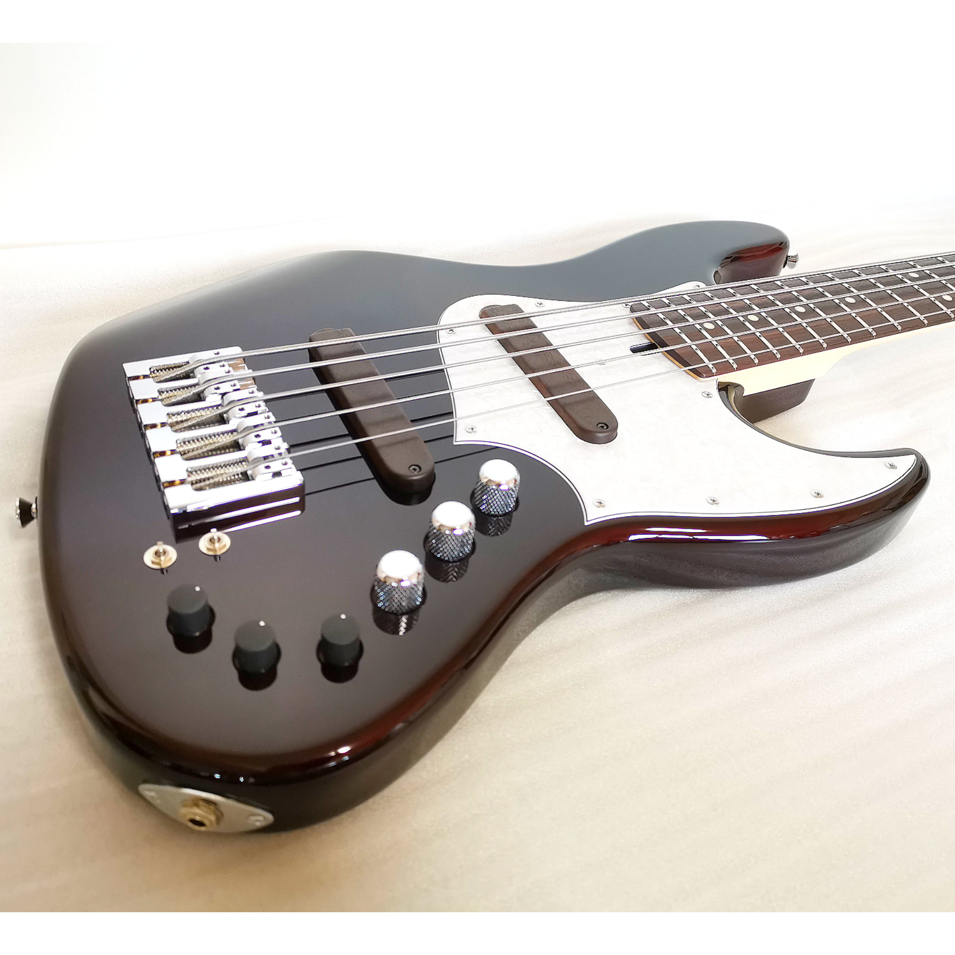 The well revered Xotic XJ 1T is a popular high end model jazz bass with  comprehensive active circuitry, tonal control is wide and varied thanks to  the 
